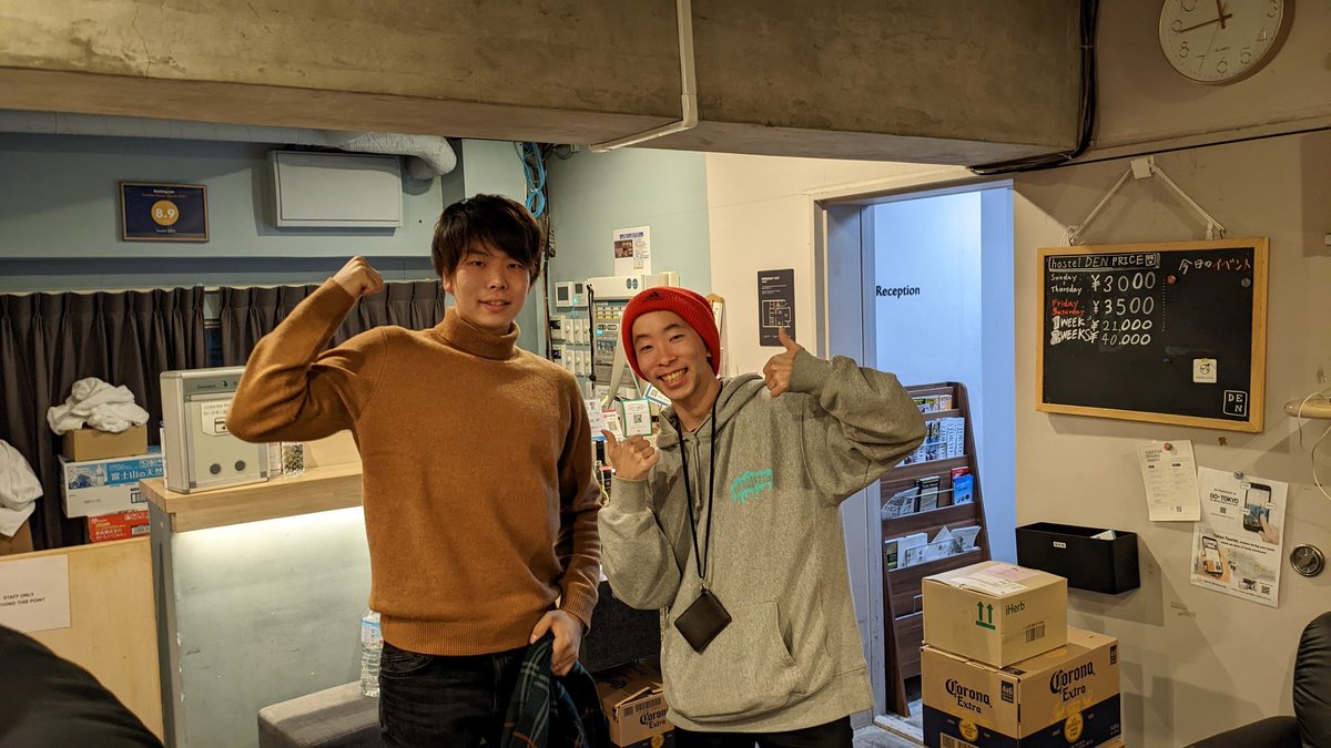 zacandred's tweet photo. ムキムキ英語コーチのmasatoさん（ @MarkEnglishBlog ）がHostelDENへ遊びに来てくれたよ！！
早速ゲストのみんなと英語で話しててさすが強い💪🏻

毎日が留学みたいなゲストハウスだから、
英語話したい人、ぜひ泊まり来てください。
コミュニティとのコラボもやりましょ😊 https://t.co/6ebyfAyD6J