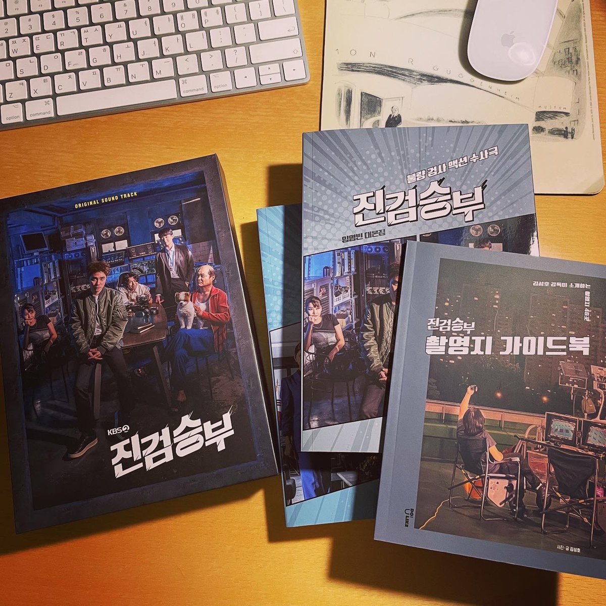 cinemind's tweet photo. <진검승부> 대본집과 OST가 발매되었습니다. 대본집에는 그동안 촬영 내내 틈틈히 찍었던 현장 사진들 중 엄선, ‘촬영지 가이드’라는 별책부록으로 엮어 같이 드려요😎 https://t.co/XE4Q6mFDBV