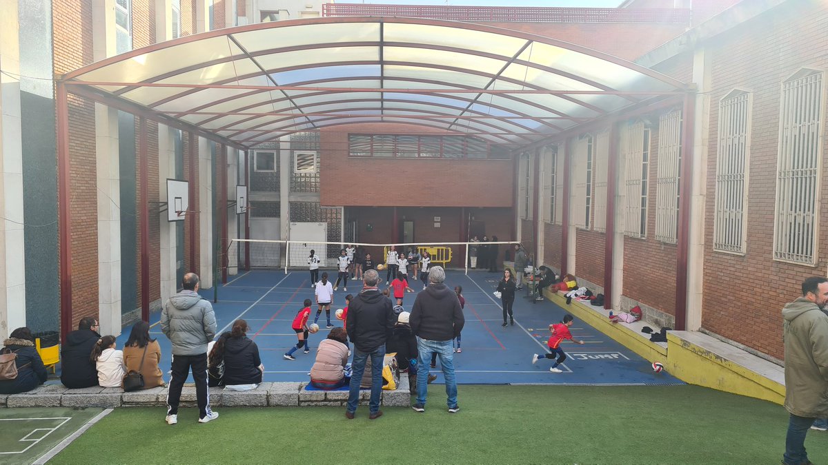 Por último, visitamos el colegio <a href="/colemercedmad/">Merced Madrid</a>. Allí se disputa el partido de voleibol alevín mixto entre el equipo "A" de La Merced y <a href="/LaSalleSC/">La Salle Sagrado Corazón (Madrid)</a>.