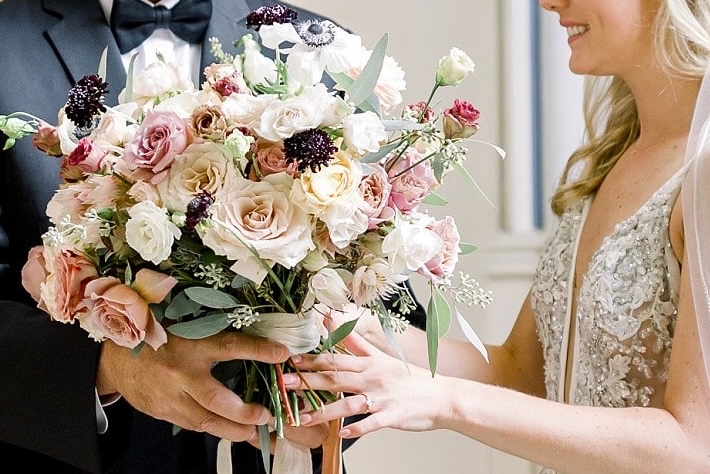 Giving the gift of blooms brightens anyone’s day..
.
.
Pic @elizabethladean
Floral @victoriangardens
.
.
 #KCweddingflorist 
#kcbride 
#wedKC  
#Kcflorist 
#weddingstylist 
#buildakcwedding 
#fineartflorals 
#FloralDesign  
#VGBlooms 
#Bransonweddings 
#StLouisweddings 
#Missou