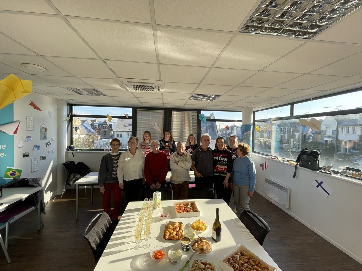 L’équipe de St-Brieuc Ste-Thérèse et le conseil d’administration vous souhaitent de très belles fêtes de fin d’année et beaucoup de ces moments qui font la vie belle 🥰 Fiers et heureux d’être ensemble !!! Esprit de Noël 🎅 
🎄🥂❄️☃️🎁<a href="/WeAreArkea/">WAA|Actus</a> <a href="/cmb_stetherese/">CMB STE THERESE</a> <a href="/CMBdevcoDD22/">DEVCO DD22</a>