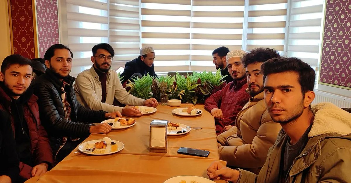 FMedeniyet's tweet photo. Fikir ve Medeniyet Kulübü olarak sabah namazı buluşmalarımız devam ediyor.
Sabah namazıyla birlikte  Gençlik Merkezimizde tefsir dersimizi ve kahvaltı programımızı gerçekleştirdik.
Ardından gençlerle hasbihal ettik.
Haftaya sizleri de bekleriz 😊 https://t.co/rxqn3805hS