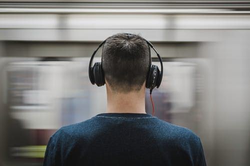 updatecharts's tweet photo. Ouvir música por muitas horas pode ser um indício de depressão, afirma pesquisa. https://t.co/1ytoxrDPNE