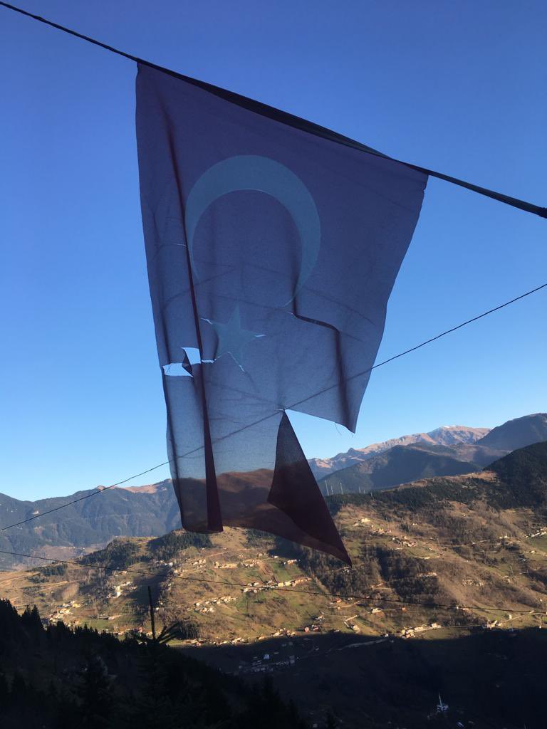 ebrsna's tweet photo. Bugün Şehit Eren bülbül’ün kabrini ziyaret ettik. Annesi ile sohbet ederek, acısını paylaştık. Şehitlikteki Türk bayrakları yırtılmıştı. Bir Türk şehidine yakışmayacak kadar kötü ve üzücü bir manzara. Acilen şehidimize yakışır şekilde tüm bayrakları yenilemenizi rica ederim. https://t.co/3UVi4CSS1d