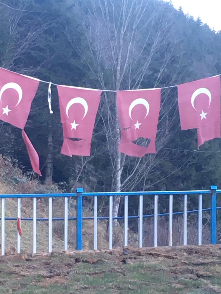 ebrsna's tweet photo. Bugün Şehit Eren bülbül’ün kabrini ziyaret ettik. Annesi ile sohbet ederek, acısını paylaştık. Şehitlikteki Türk bayrakları yırtılmıştı. Bir Türk şehidine yakışmayacak kadar kötü ve üzücü bir manzara. Acilen şehidimize yakışır şekilde tüm bayrakları yenilemenizi rica ederim. https://t.co/3UVi4CSS1d