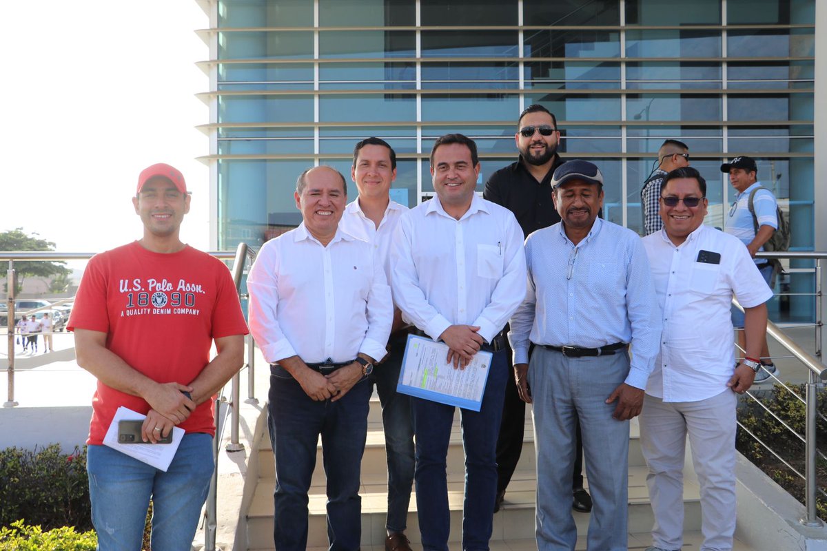 hcastanierj's tweet photo. Seguimos recorriendo el país llegamos a La Libertad en la provincia de #SantaElena, con el alcalde @vivaldiviesoc visitamos las obras del Terminal Terrestre, la regeneración urbana y el nuevo e imponente malecón que tendrá la ciudad.@BDEcuadorBP en la ruta de #EcuadorEnDesarrollo https://t.co/17lGObnKsX