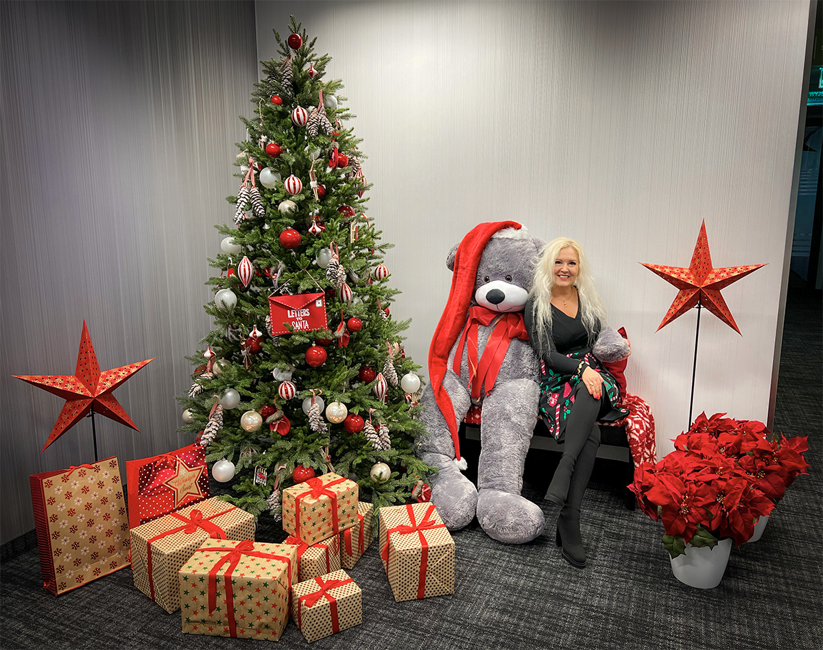 DariaPaweda's tweet photo. Amazing time, when you come to your office and feel that Christmas is in the air! 🎄Our Christmas decoration is so beautiful and Teddy Bear is so cute!!! 🧸🎄💮❄️#christmasiscoming #vwfs #vwbank #volkswagenbank #Warsaw #Poland @Volkswagen_FS https://t.co/jEXrWUVC56