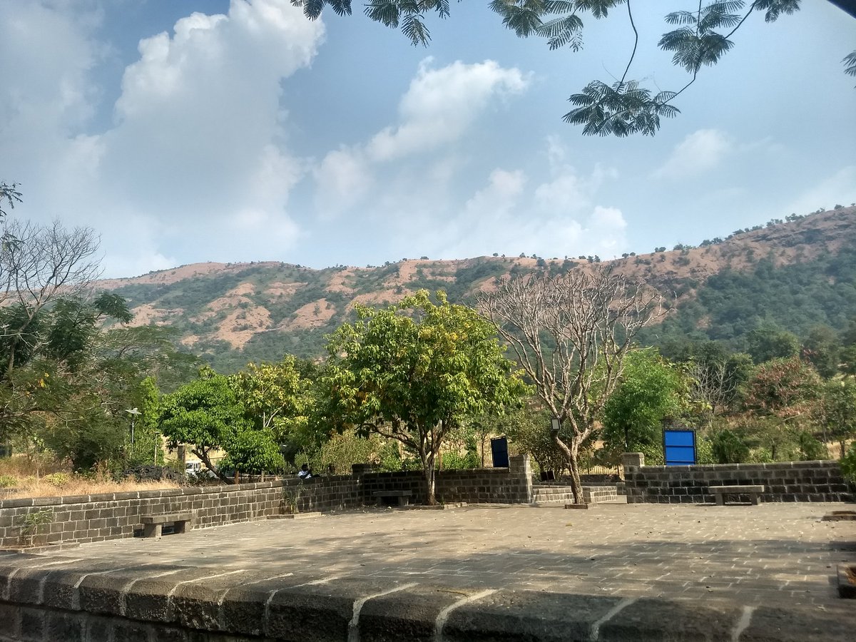 Samarth1623's tweet photo. A very beautiful sight of #RaigadFort, Maharashtra https://t.co/vm8T8qr11h