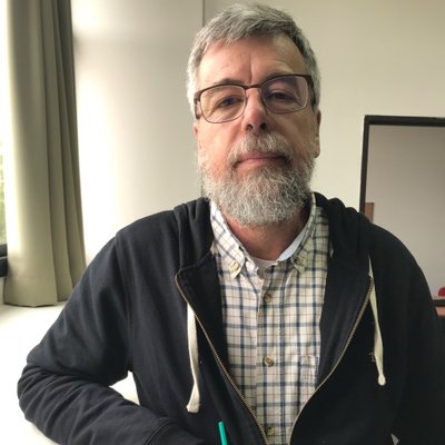 LaUneok's tweet photo. #Ahora hablamos con @CarlosCiappina profesor de  Historia y vicedecano de la Facultad de @periodismo_unlp sobre Francia, el colonialismo y el Mundial 2022.

  🎙️ @asuntos971
 📻 https://t.co/aLlT7MExOW https://t.co/upZoLIw15Z