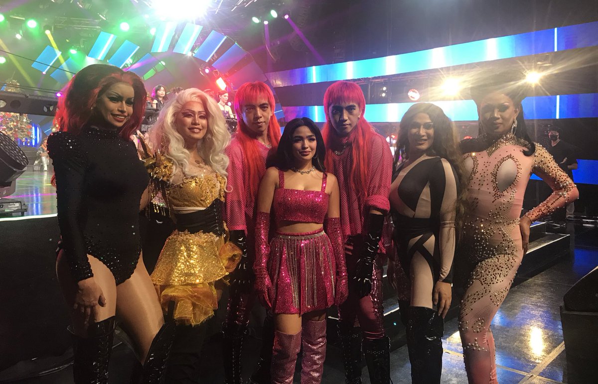 ABSCBN's tweet photo. Andrea Brillantes with the G-Force and Drag Queens ✨

#TayoAngLigayaNgIsatIsa   
#ABSCBNChristmasSpecial2022

Follow ABS-CBN for more updates. https://t.co/Jzrk4MCleo