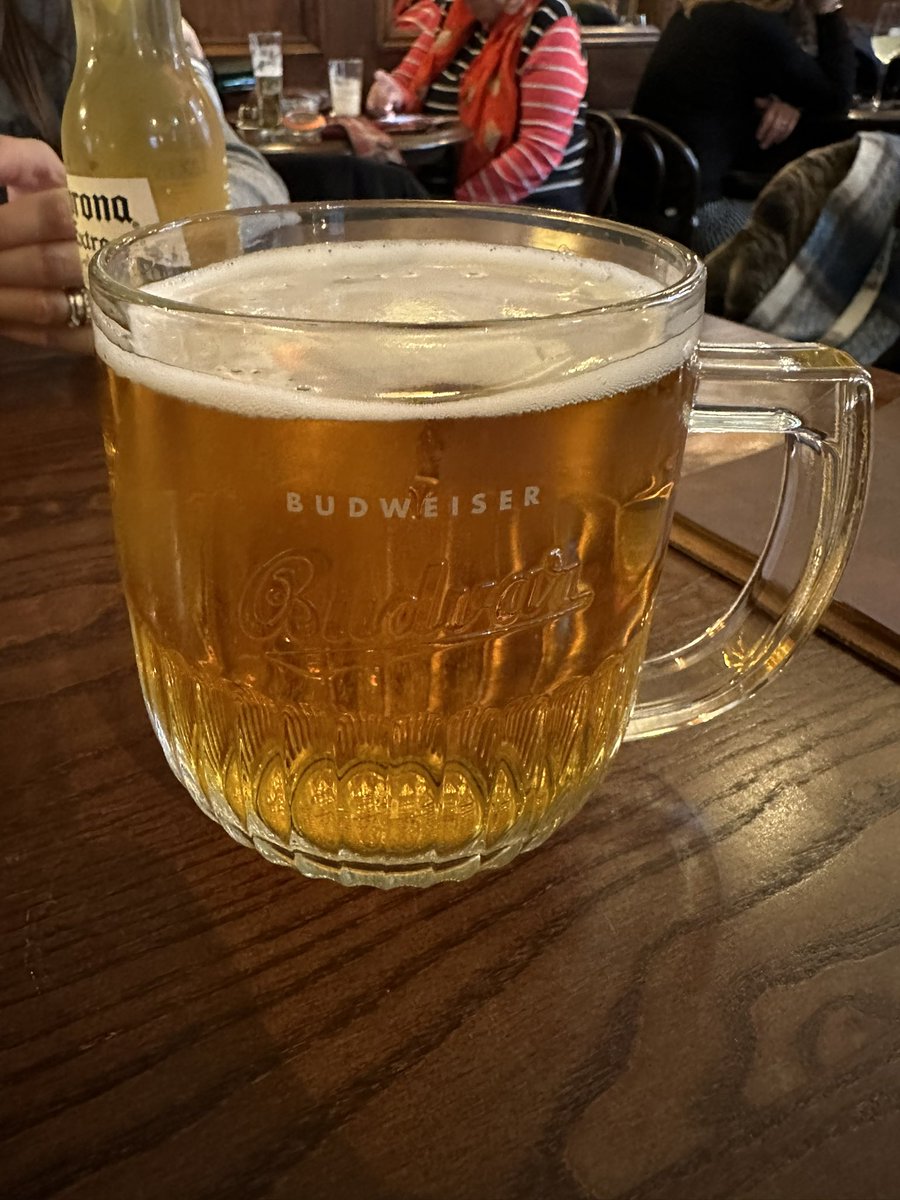 thegingerross's tweet photo. #beeradvent #day17 #pub #budvar #niceglass https://t.co/tyFrBiAyAA