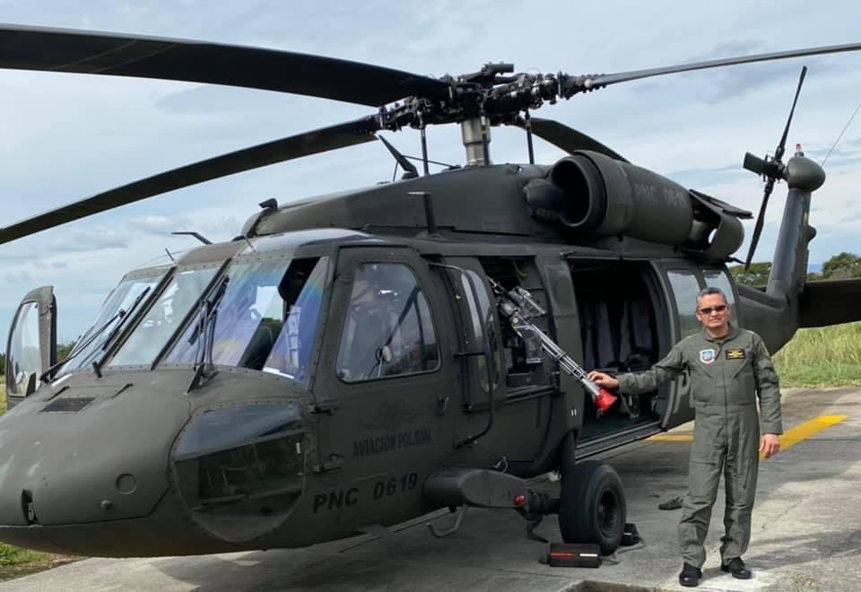 PoliciaVichada's tweet photo. Los pilotos, mujeres y hombres que tienen la gran responsabilidad de llevar ayuda a los lugares más remotos de la geografía colombiana, rompiendo las barreras de la distancia.

¡Feliz día del piloto!

#DiosYPatria

#EsUnHonorSerPolicía https://t.co/BVd2JSxd34