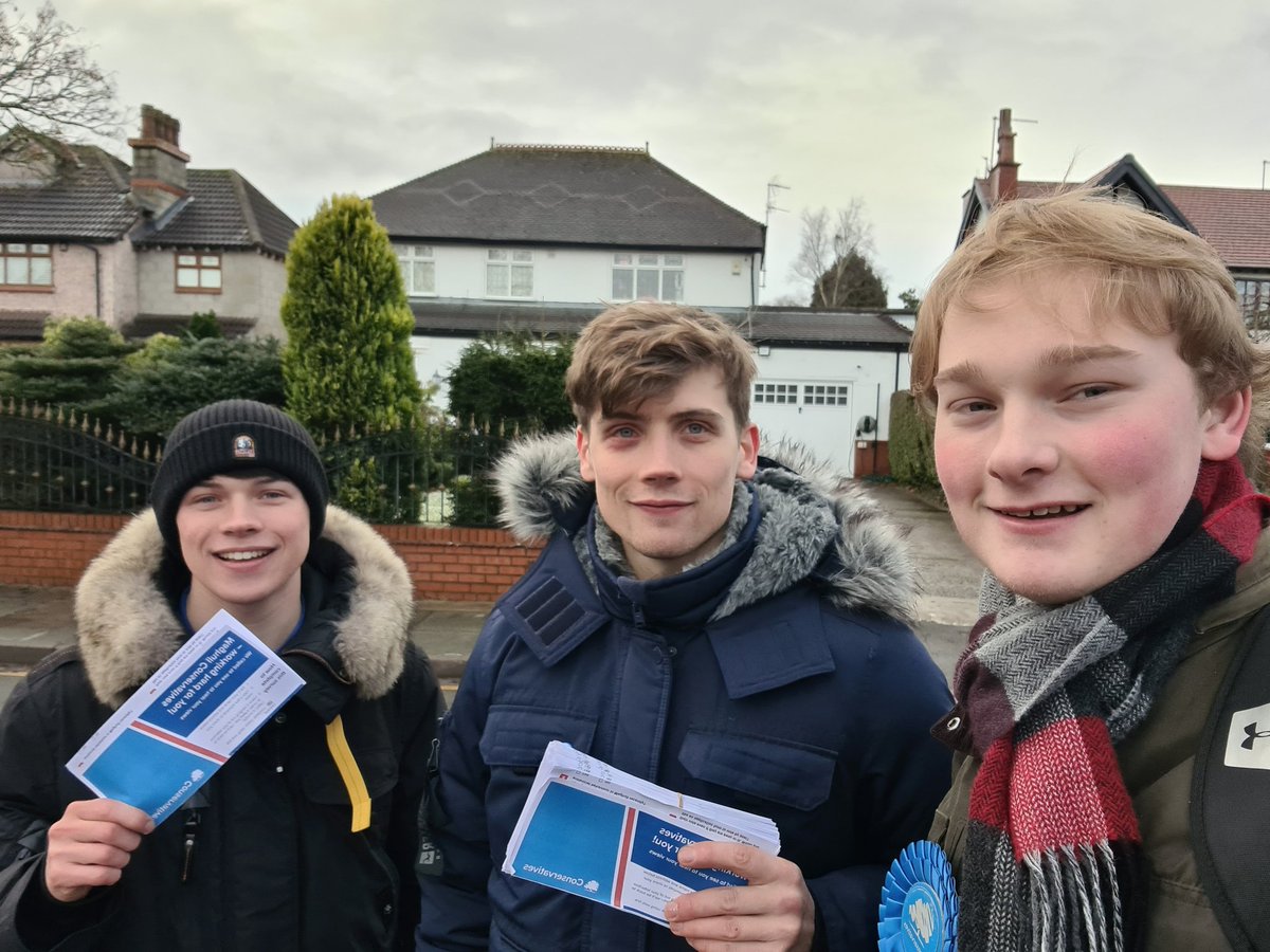 Great response on the doorstep in Maghull today. Many people will be voting conservative this May 

<a href="/GTitherington/">Greg Titherington</a> @CraigTithers