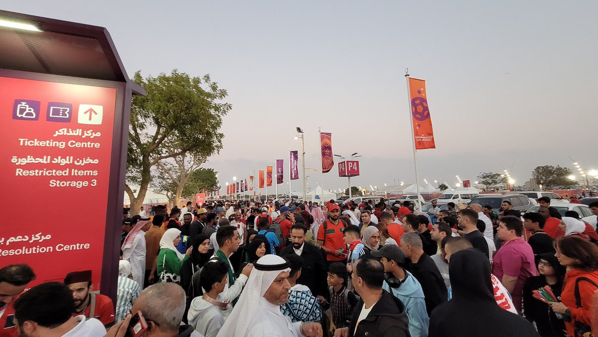 thiagonoggueira's tweet photo. Muitos torcedores marroquinos sem ingressos do lado de fora do Khalifa. Policiamento bem reforçado. Policiais fazem uma triagem em determinado ponto e permitem passar apenas quem tem ingresso. @Sportbuzzbr @valinorconteudo https://t.co/EzOmxCVgDP