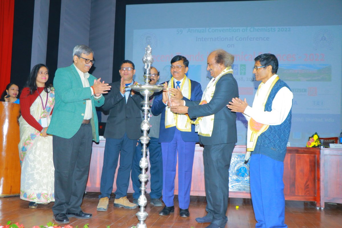 IOCL_BIHAR's tweet photo. Mr Vibhash Kumar, ED &amp; SH, BSO accentuated on  IndianOil's decarbonisation efforts  &amp; developing energy efficient greener  in design scientific methods in his address as Chief Guest at the International Conference on 'Recent Trends in Chemical Sciences -2022' at IIT(ISM) Dhanbad. https://t.co/xw74oYID3p