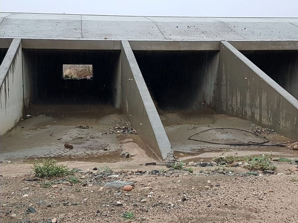 مايستحق مخالفه ،
واضح الوادي صغير من المفترض وجود مصد خرساني مرتفع وتحته عباره للتصريف سوء التنفيذ من المقاول وعدم وجود رقابه من الجهه المنفذه - يتحملها مواطن راجع بيته من الممكن انه قضى ساعات في الطرف الاخر ليخف السيل .
الامر الأخر ارتفاع منسوب الماء يسمح بمرور السيارات  .