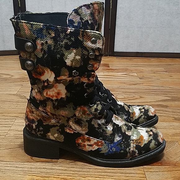 LilysShoes's tweet photo. So good I had to share! Check out all the items I'm loving on @Poshmarkapp from @Oeoie #poshmark #fashion #style #shopmycloset #reason #samedelman #dollskill: https://t.co/2lmwUur61B https://t.co/OGmaNvcO5K