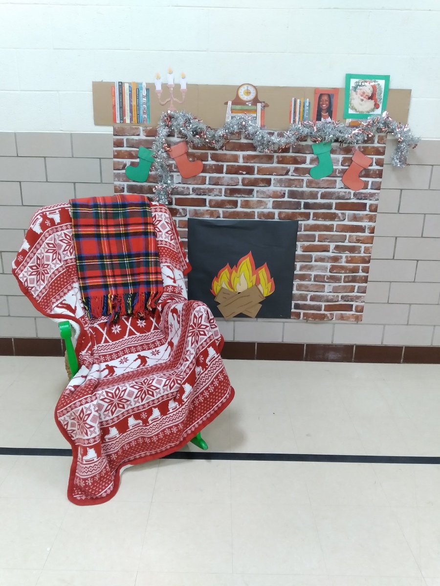 Sandburg School is hosting Donuts and Hot Cocoa with Santa and our Santa's Secret Shoppe today from 9am-11am! Come on out and shop!