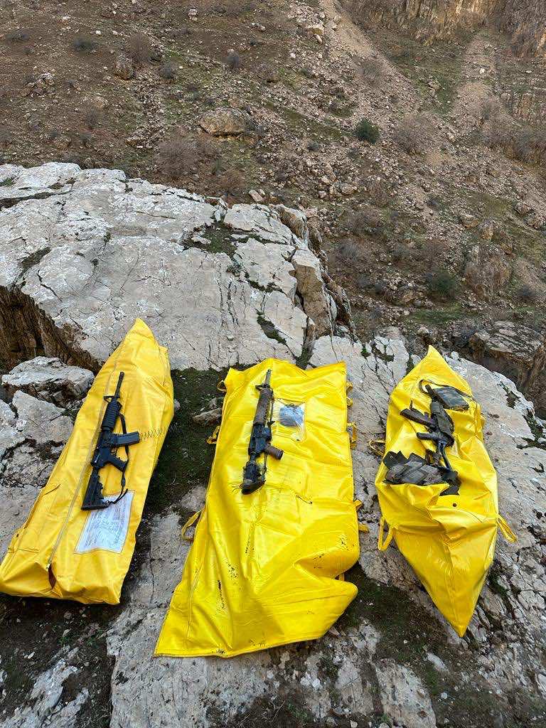 Cudi'de, terörist
𝗕𝗔-𝗥𝗜𝗡-𝗠𝗔-𝗬𝗔-𝗖𝗔𝗞

Söylüyorum, Cudi’nin sahibi Sefine'dir.
Cudi Dağı Tuşimiya, uzun zamandır
Eren Operasyonlarında Ablukada idi.

ÜÇ TERÖRİST
ÜÇ SARI TORBA...

Kahraman Evlatlarımızın eline sağlık