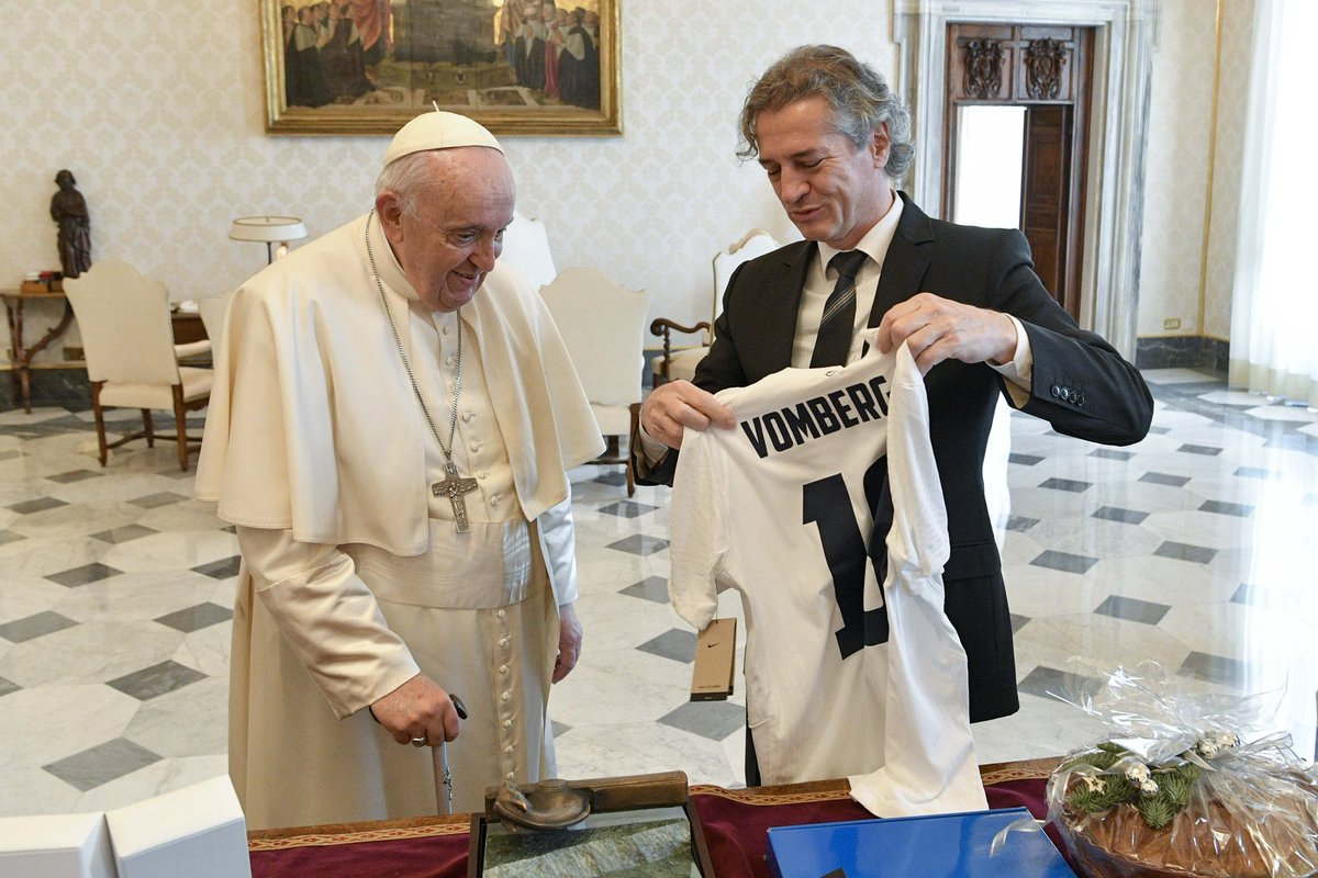 nahuelzn's tweet photo. El primer ministro de Eslovenia le llevó a Francisco la camiseta de Andrés Vombergar. El futbolista de San Lorenzo debutó con la selección mayor eslovena el mes pasado. 🇦🇷🇸🇮 https://t.co/3seP8bd6x6