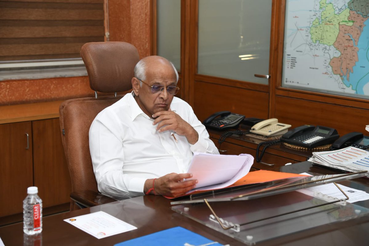CMOGuj's tweet photo. મુખ્યમંત્રી શ્રી ભૂપેન્દ્ર પટેલ કોઇ જ પૂર્વ નિર્ધારીત કાર્યક્રમ વગર આજે બપોરે અમદાવાદ જિલ્લા પોલીસ અધિક્ષકની કચેરીએ પહોંચ્યા હતા તેમજ ફરજ પરના અધિકારીઓ અને પોલીસ કર્મીઓ સાથે સંવાદ કરીને કચેરીની કામગીરી બાબતે તલસ્પર્શી જાણકારી મેળવી હતી અને જરૂરી માર્ગદર્શન આપ્યું હતું. https://t.co/vl9GBt6PUy