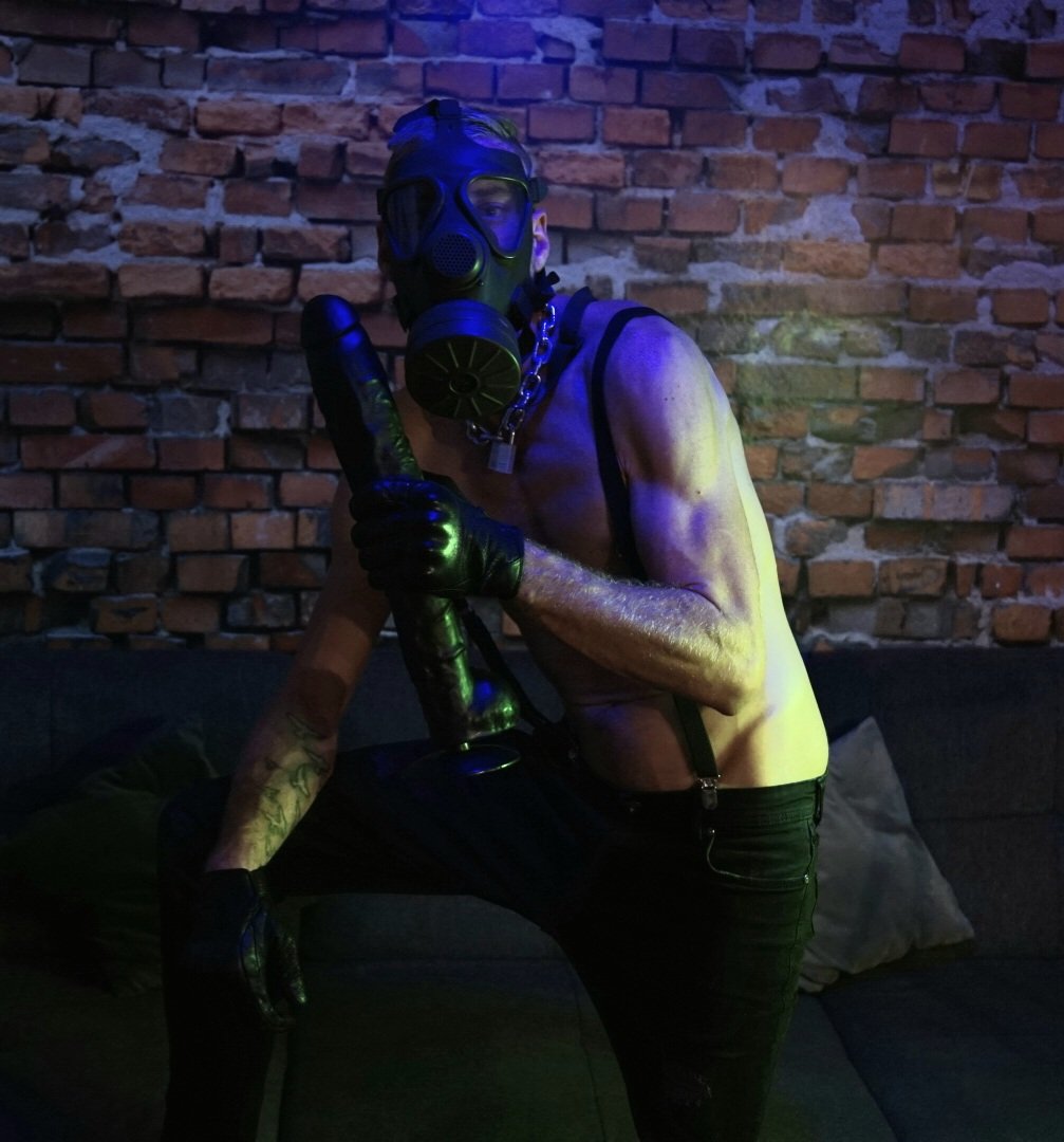 Gasmaske und Dildo

#Gay #Dildo