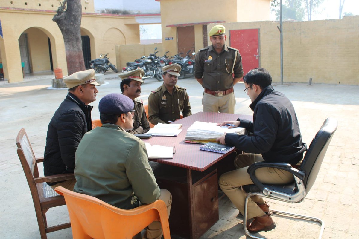 SP <a href="/pilibhitpolice/">Pilibhit Police</a> ने आगामी निकाय चुनाव के दृष्टिगत सदर सर्किल के समस्त पुलिस अधिकारियों के साथ गोष्ठी कर दिए आवश्यक निर्देश। #UPPolice