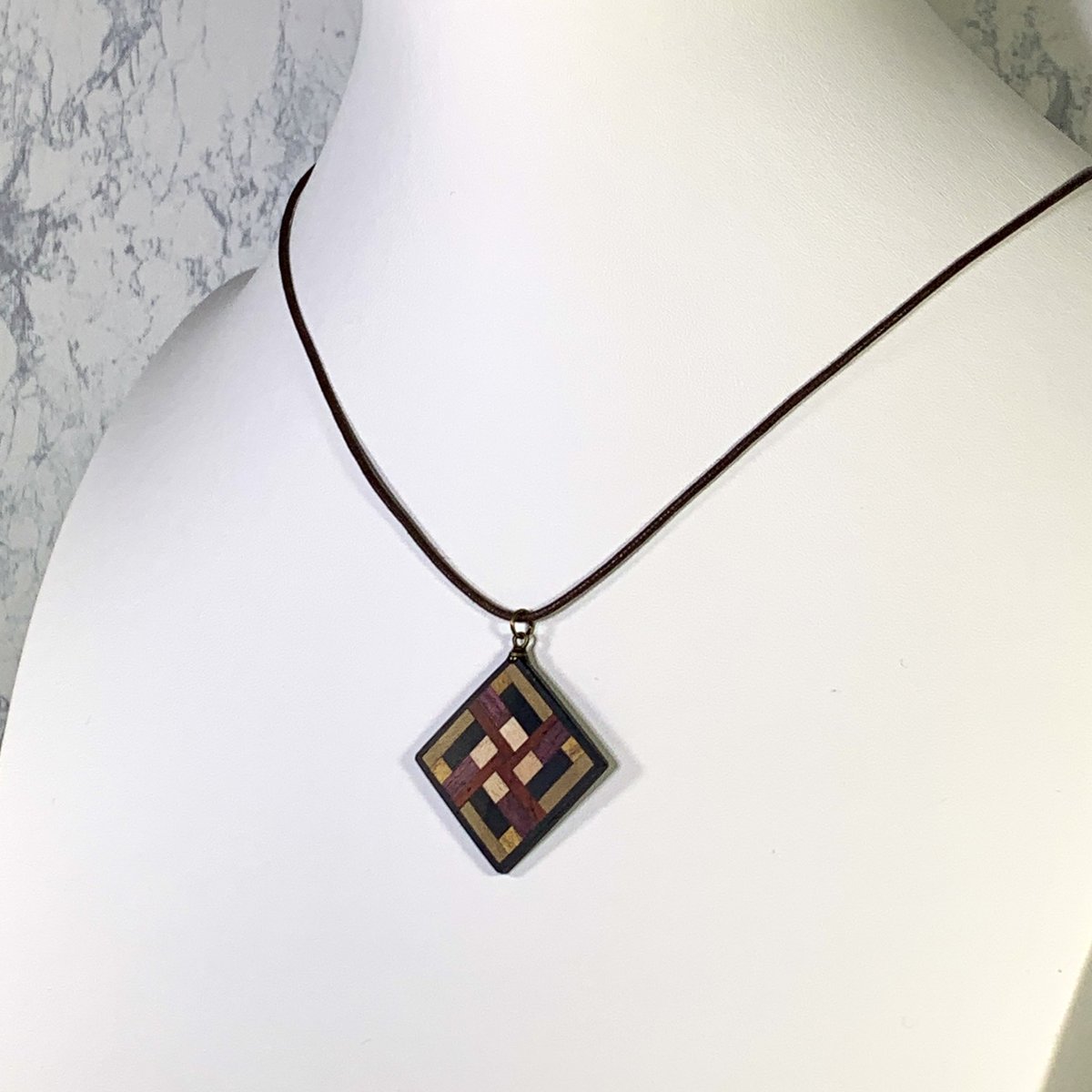 artcraftsaiju's tweet image. 本日もこれまでに作っていた作品の紹介です。
昨日の続きではありませんが、やはり天然の色の木を用いたカラフルな寄木のペンダント２点です。
これらもminne、creemaに出品しました。
#寄せ木
#ハンドメイド
#クラフト
