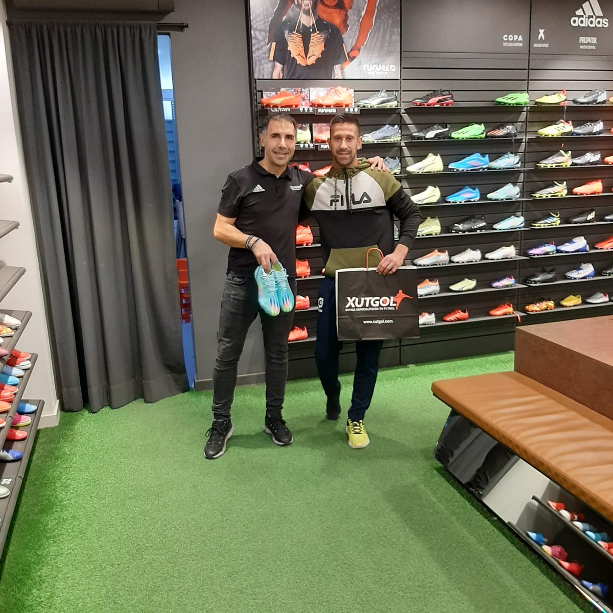 Comprando nuevas Armas para este año nuevo 2023.
Xutgol.
Siempre bueno el trato recibido por Jordi Mayoral. 👍💪⚽️🔝