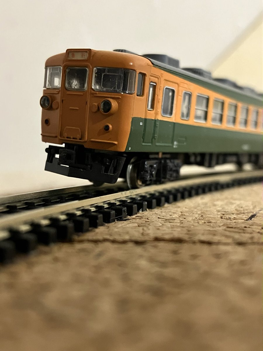 chitake's tweet photo. 今回のレイアウトで初めてのカーブ区間　ちゃんと固着してくれるかな？
まだバラスト撒きははずっと先なのだけど　カントは8%

もっと綺麗にレールのケガキをしないとだめだなぁ　#レイアウト #Nゲージ  #code55 #PECO https://t.co/TgukfyXPaC