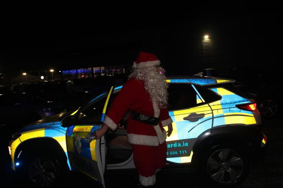 ForoigeDonegal's tweet photo. The YDP hosted a Christmas night with Families in Donegal. A visit from Santa with help from the Donegal Gardaí.Thanks to all who came and made the evening so special thank you to Luca’s Burger, Pasta, Pizza Restaurant for hosting the event and delicious food. 🇮🇪🇪🇺#EUinmyRegion https://t.co/x7cCfH2dU2