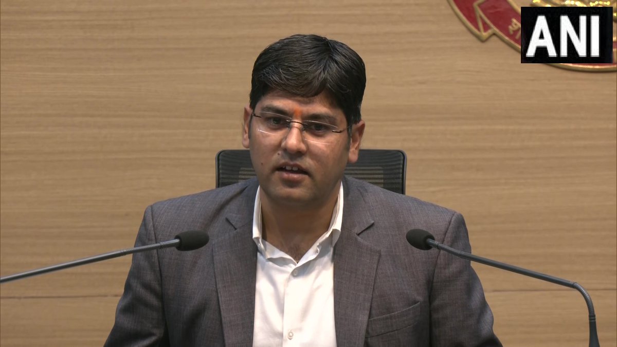 Delhi | 4 people namely Ram Anmol Thakur, Arsad, Gulbahar Ali, Shruthi were arrested over providing fake visas to people, on the pretext of giving jobs abroad, Rs 80,000 to 1 Lakh were extorted from many. Currently, they have an office in Connaught Place: Jitendra Meena, DCP, EOW