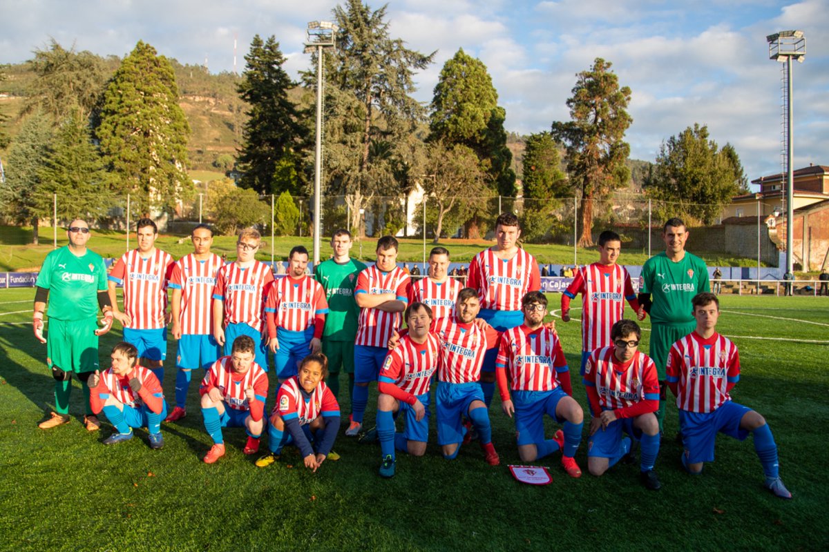 🫂  Disfrutando del fútbol. Disfrutando de la experiencia Genuine. 

🤝 Compañerismo, convivencia y diversión en el #RealOviedoRealSporting. 

#MareaRojiblanca 
#GanarSirviendo