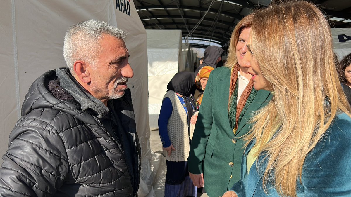 YeniPartiKadin_'s tweet photo. Kadın Kolları Genel Başkanımız @AylinNazliaka Gölyaka’da ilçe örgütümüzle buluştu. Nazlıaka, partimize yeni katılan kadın üyelerimize rozetlerini taktı. 

Nazlıaka, Gölyaka’da deprem mağdurlarının kaldığı çadırları ve esnafı ziyaret ederek ilçenin nabzını tuttu. https://t.co/5znIdJWZ47