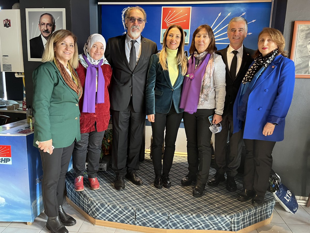 YeniPartiKadin_'s tweet photo. Kadın Kolları Genel Başkanımız @AylinNazliaka Gölyaka’da ilçe örgütümüzle buluştu. Nazlıaka, partimize yeni katılan kadın üyelerimize rozetlerini taktı. 

Nazlıaka, Gölyaka’da deprem mağdurlarının kaldığı çadırları ve esnafı ziyaret ederek ilçenin nabzını tuttu. https://t.co/5znIdJWZ47