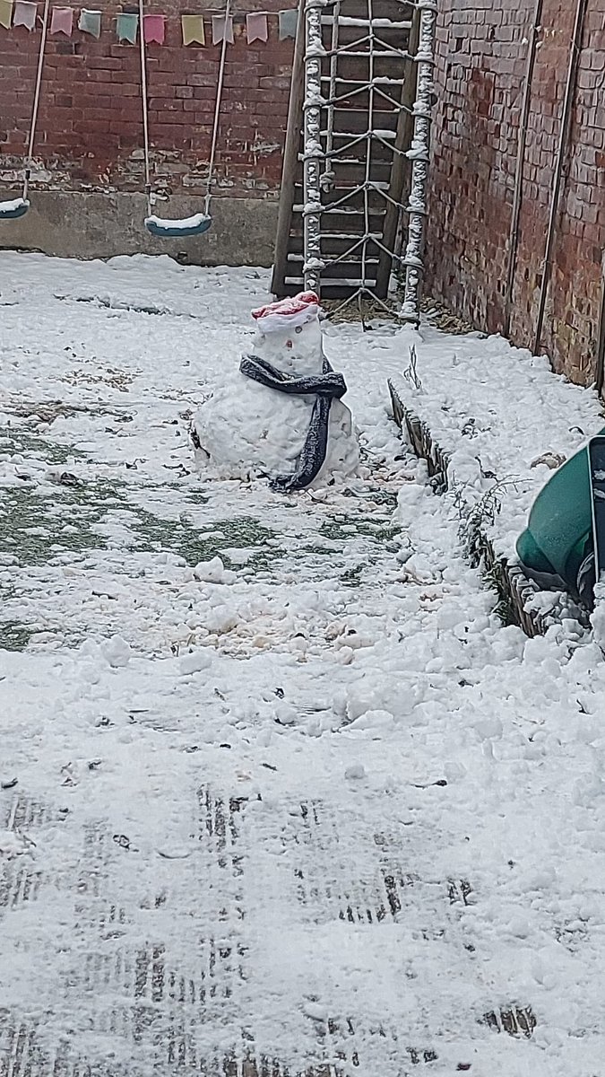 AdamTringRadio's tweet photo. @TringRadio let’s see your worst snowmen creations! 😂😂 https://t.co/7BzfxLSUxo