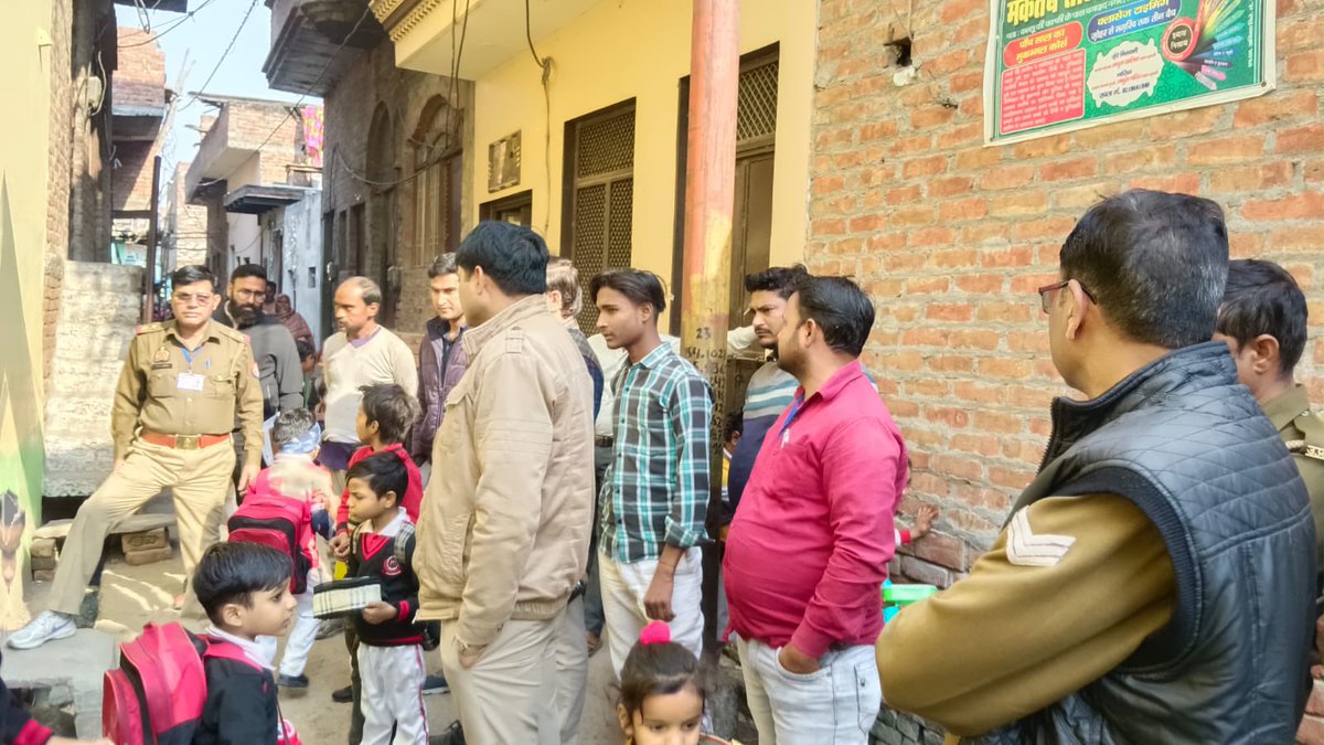 hivivek01's tweet photo. आज दिनांक 17/12/22 को अस्फ़ाबाद सबडिवीज़न के अंतर्गत हाई लॉस फीडर पर विजिलेंस के साथ रेड एवं कम्बिंग की गई।@dvvnlfirozabad @dm_firozabad @MDDVVNL @UPPCLLKO https://t.co/lfvr5rlTZ7