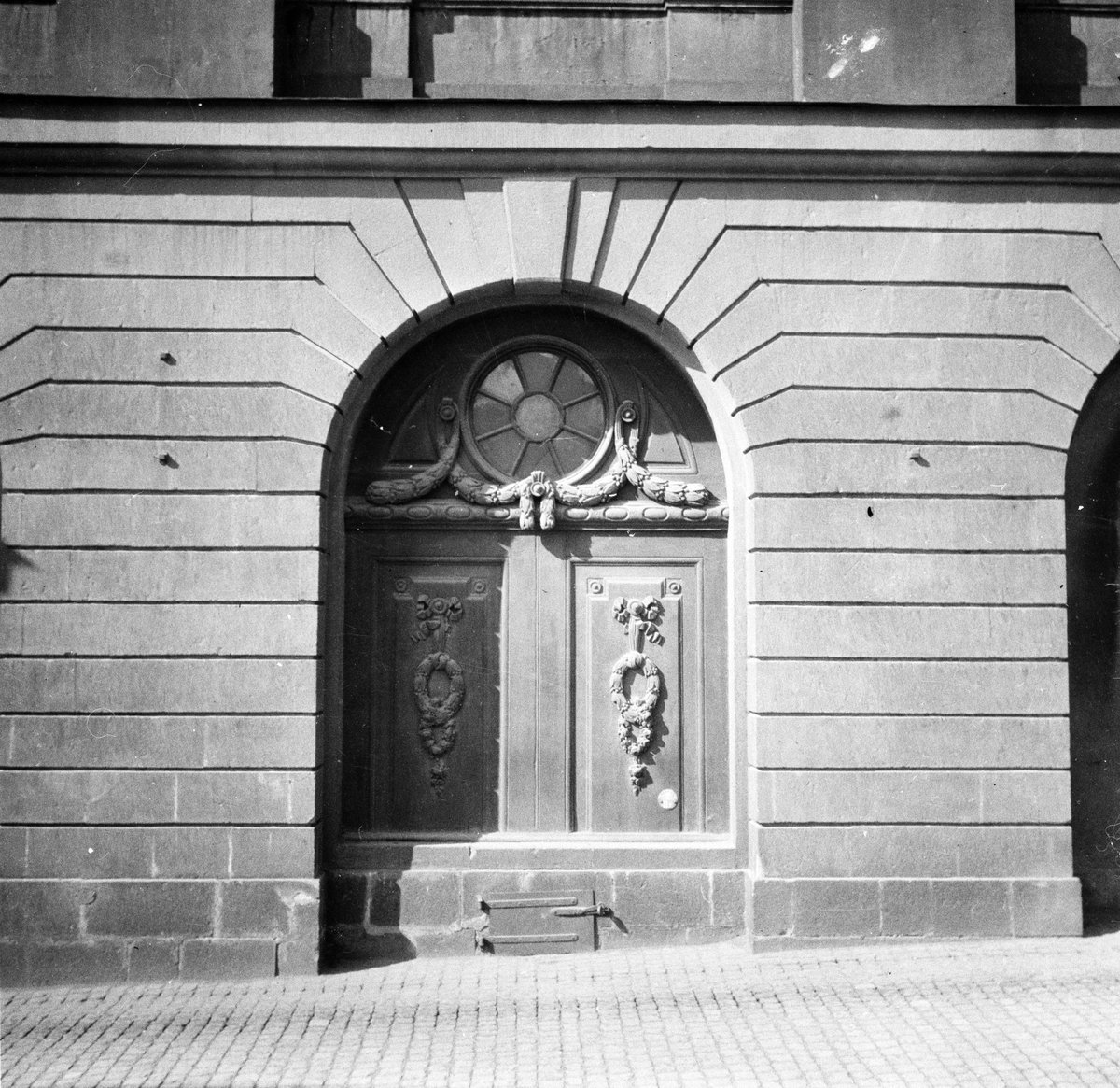 Stockholm
Portal
Exteriör

Svensk arkitektur: kyrkor, herrgårdar med mera fotograferade av Arkitekturminnesföreningen 1908-23.
digitaltmuseum.se/011015012437