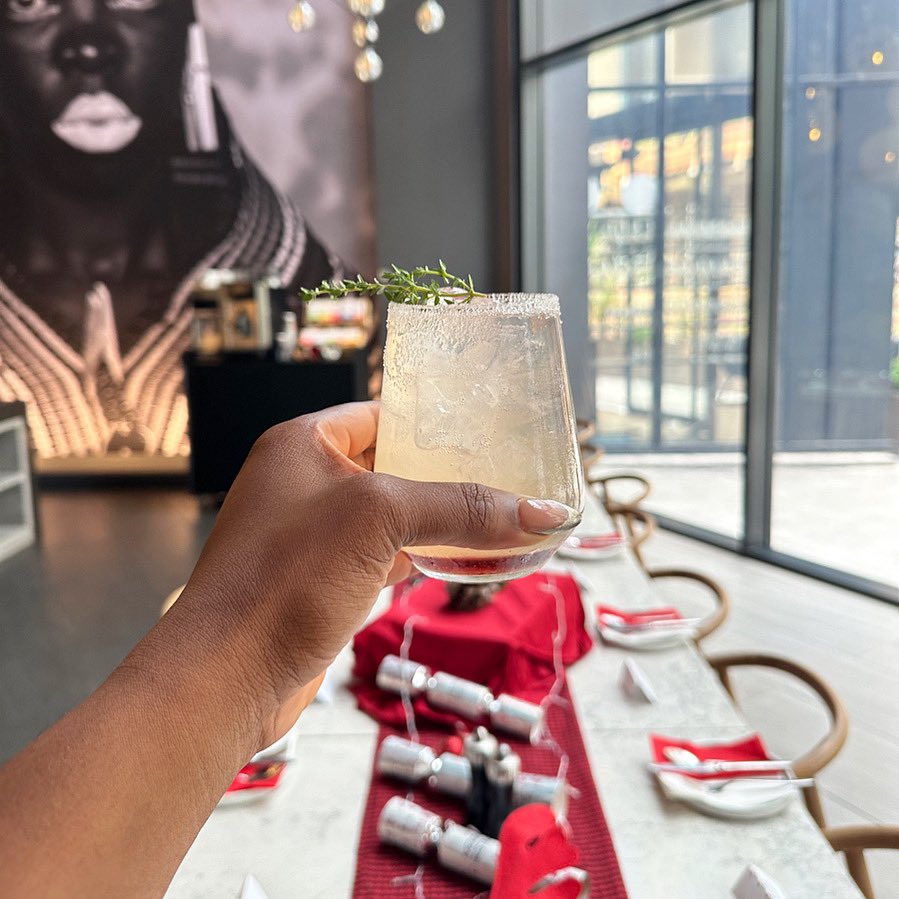 it’s time for #FoyinsSecretSanta 🤶🎄

i’m giving away a ✨mystery box✨ filled with makeup, skincare, tools + more to one of my followers 🥹 

just be sure to follow me + RT this tweet to enter! 🤍 ends thursday 22 december at 12pm