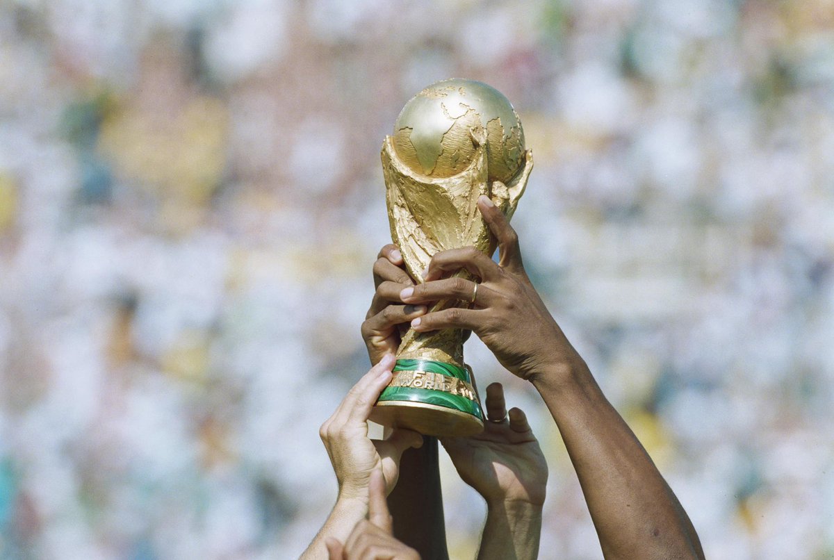 StatsKMbappe's tweet photo. L’un représente le passé, l’autre le futur. Mais dimanche ils seront tout les 2 le présent de notre sport. Le présent d’une dernière coupe du monde avec le schéma classique qu’on lui connait.

Dimanche, ce n’est pas Mbappé vs Messi mais aussi la fin d’une époque du football. https://t.co/wg3mDWpTqS