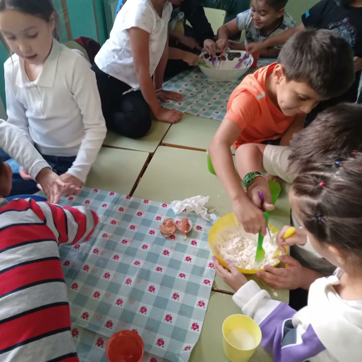 AsocKrecer's tweet photo. Se acerca el final de trimestre y queremos compartir algunas de las actividades de #centroabierto que hemos realizado desde los proyectos de intervención #krecer1 #krecer2 #krecer3 #krecerycompartir #caixaproinfancia #irpf07 #vidaamable https://t.co/89vXwUwcG5