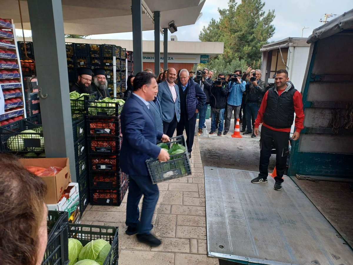 mellosstam's tweet photo. Στην σημερινή περιοδεία του @AdonisGeorgiadi στην κεντρική λαχαναγορά του διαθεσαν πενήντα τόνους λαχανικά προσφορά για τις ενορίες της εκλογικής του περιφέρειας.Αντί να καταπολεμήσει την αισχροκέρδεια δέχεται ΔΩΡΑΚΙΑ... https://t.co/MKrdm42X6i