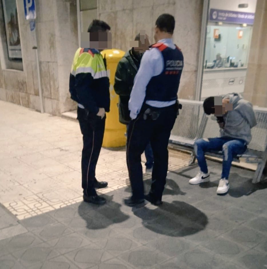 diossandra's tweet image. 🔴 Un marroquí intenta violar a una joven en la estación d tren de Tarragona. Tras los gritos d socorro los vigilantes corrieron hacia el lugar, lo encontraron rompiéndole la camisa y besandola a la fuerza. 
La chica no ha qerido denunciar la agresión sexual. Él está en libertad.