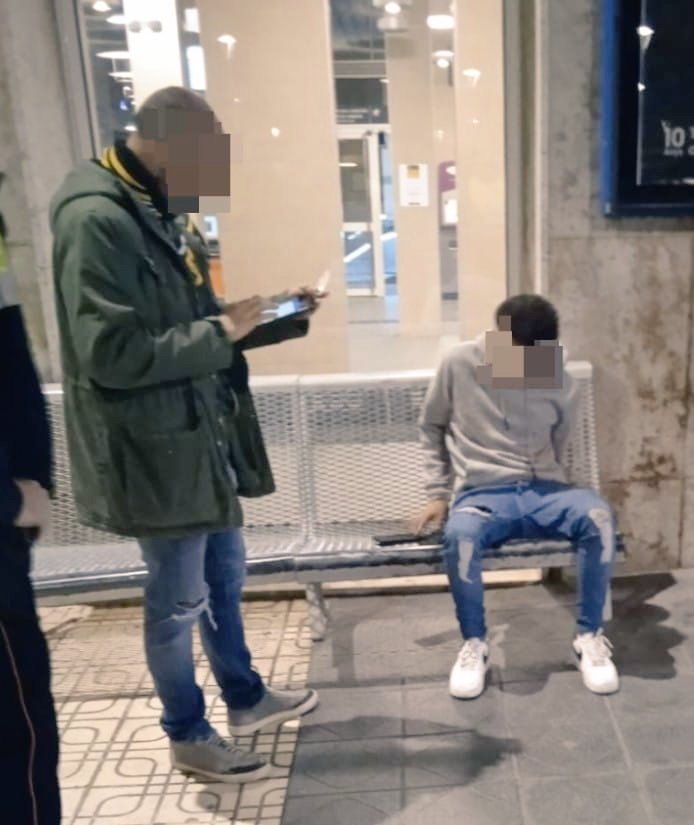 diossandra's tweet image. 🔴 Un marroquí intenta violar a una joven en la estación d tren de Tarragona. Tras los gritos d socorro los vigilantes corrieron hacia el lugar, lo encontraron rompiéndole la camisa y besandola a la fuerza. 
La chica no ha qerido denunciar la agresión sexual. Él está en libertad.