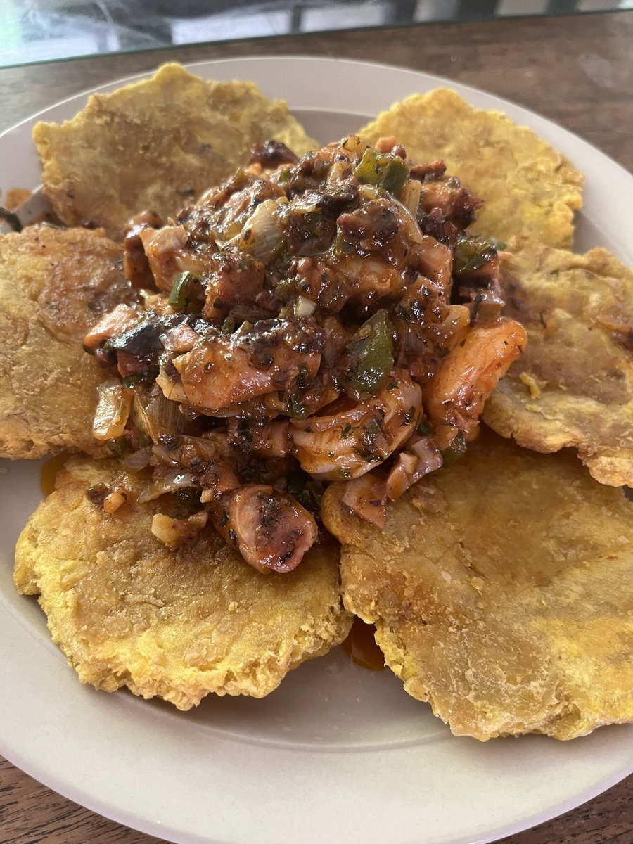 PapiCocina's tweet photo. Pulpo y camarones en salsa criolla con tostones. #PapiCocina https://t.co/Lpq31Wlr2U