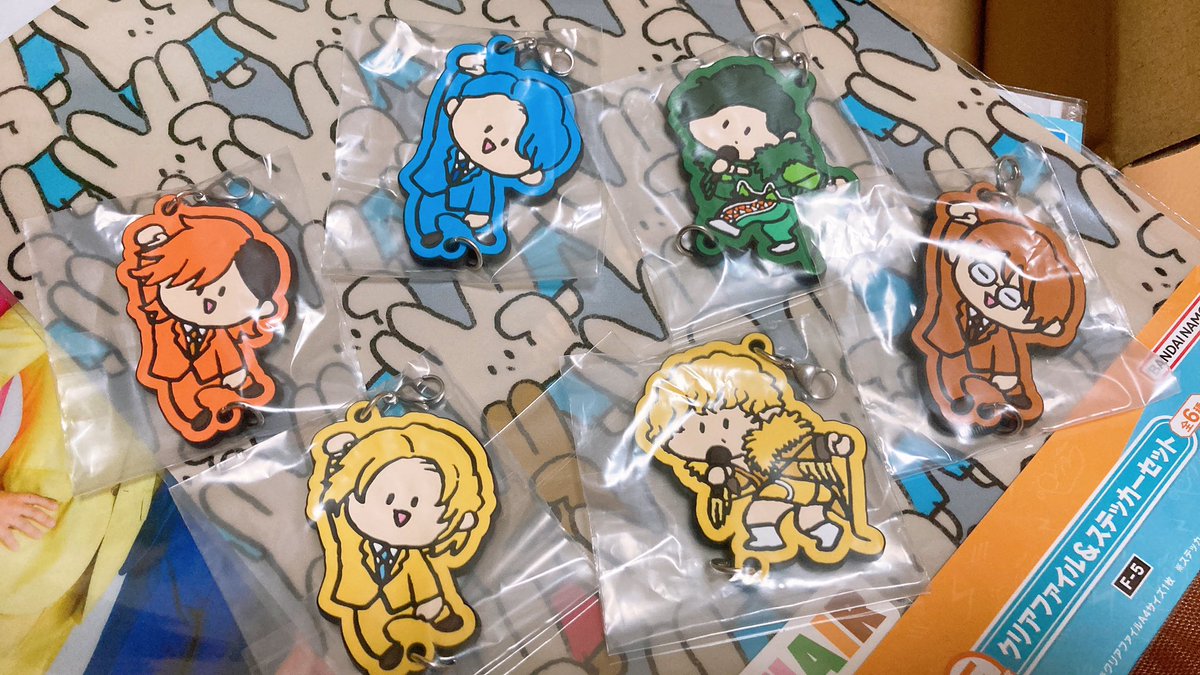 tokai_siba's tweet image. ちょっと早めのクリスマスパーティしてたらクリスマスプレゼント届いた♡幸せすぎます！
推しが2つもでてニヤニヤとまらない(  ´˘`  )