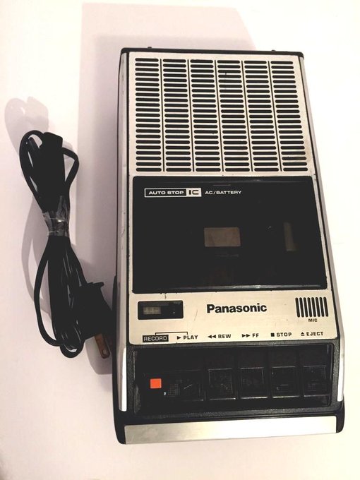 memorialdevice's tweet photo. The spirit of Christmas past 29

The cassette recorder.

Game changer. https://t.co/Q06JR8EApH