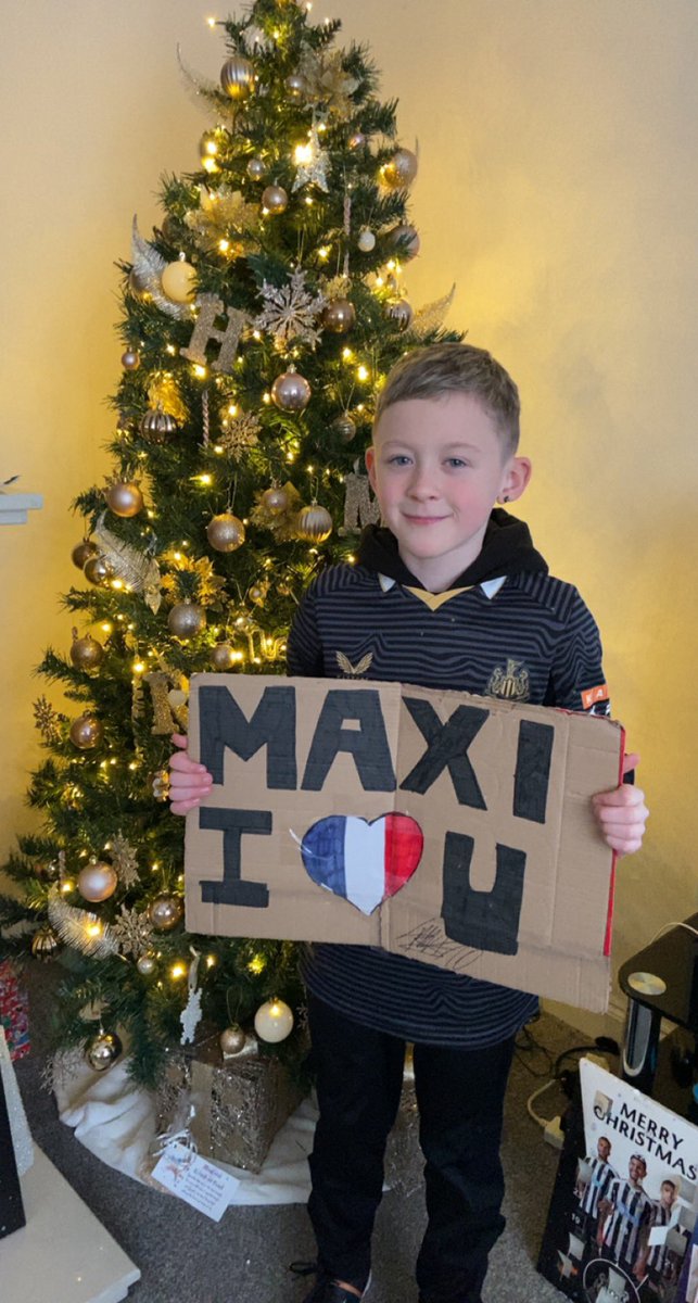 Holleh22uk's tweet photo. Reece is excited to see his Hero .@asaintmaximin at the match today! ⚽️⚫️⚪️ #newcastleunited #NUFC #NUFCFans #NewcastlevRayoVallecano #saintmaximin #minimaxi https://t.co/BcKSiPipVI