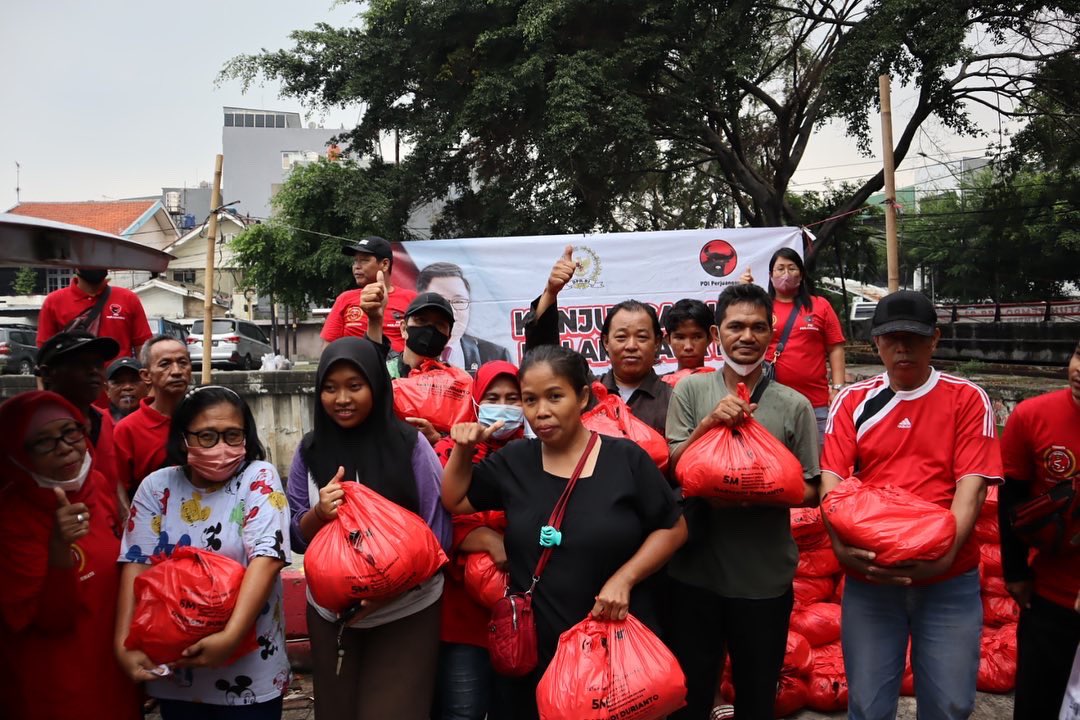 DarmadiOfficial's tweet photo. Pemabgain sembako di Tanah Sereal, Jakarta Barat. Mohon doanya agar terus bisa membantu rakyat.

Merdeka…
@DPR_RI 
@PDI_Perjuangan 
#DarmadiDurianto 
#SahabatRakyat https://t.co/fXOHUWV0ta