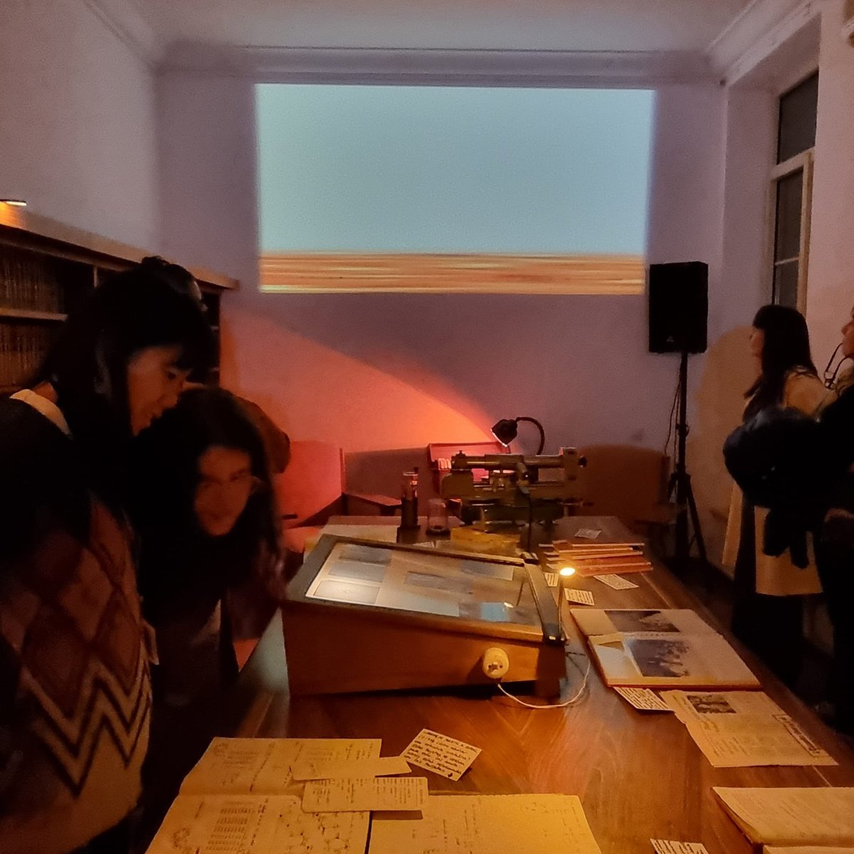 Anoche asistimos a la fantástica representación🎭: 

¿Puedes darme 3 nombres? [de científicas españolas] 

en el Instituto de Química Física Rocasolano @iqfr_csic
 
Luz, sonido y food for thought sobre la gran dificultad q tuvieron las mujeres xa desarrollar su carrera científica